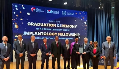 الجامعة البريطانية بـمصر وجامعة شيفيلد يحتفلان بـتخرج الدفعة الثانية من ”زمالة زراعة الأسنان”